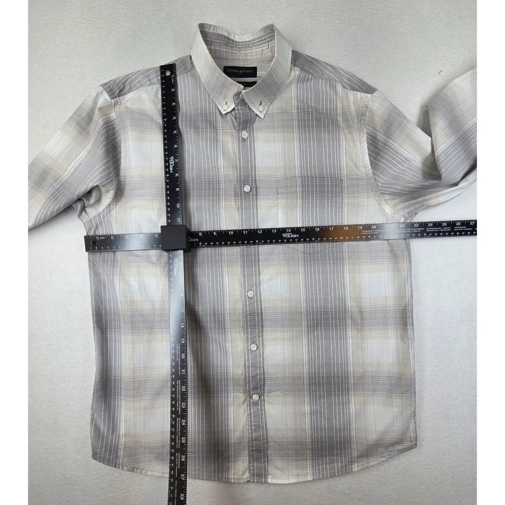 Banana Republic Untucked Fit Plaid Button Shirt Mens Large Grey Beige Cotton